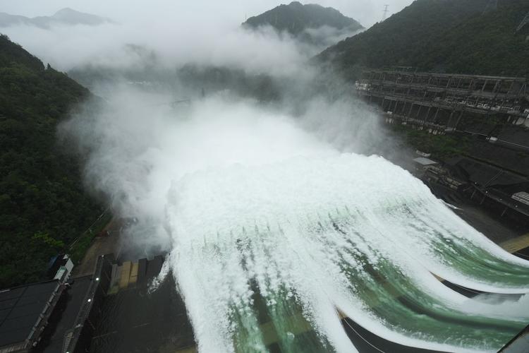 浙江新安江水库开1孔泄洪闸 泄洪流量300立方米 秒