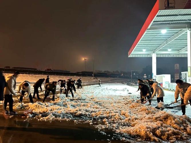 人机不休，湖北交投宜昌公司积极清理冰雪