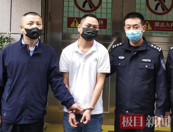 超市外一“快递员”被抓：原来是诈骗嫌疑人假扮，警方用十万练功钞“钓 ”出他