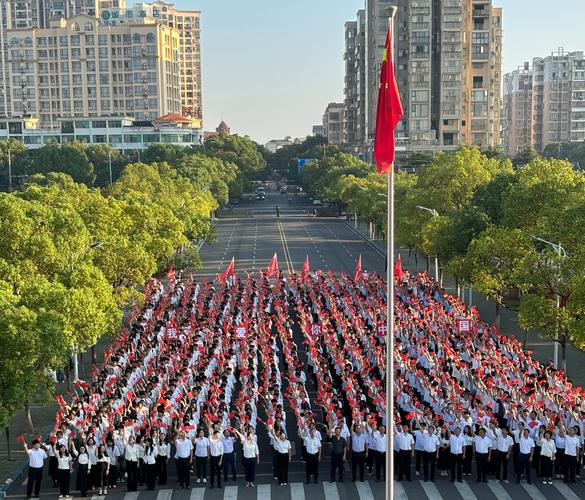 武汉洪山广场举行“迎国庆 升国旗”仪式