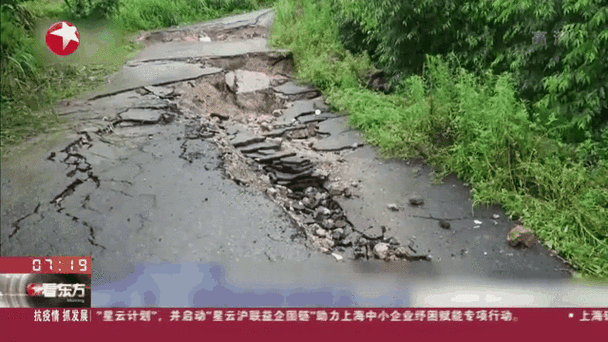 南宁一道路喷出黄色污水，有市民称被飞溅石子砸到 当地：排污管加压试漏时意外爆裂