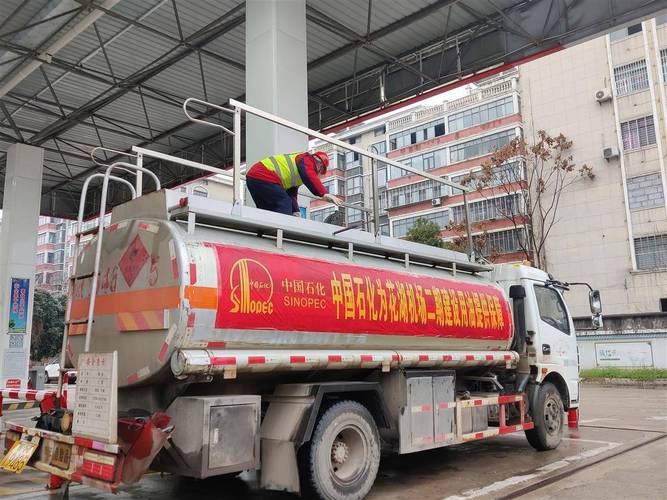 冻雨来袭，中国石化为花湖机场送油保供