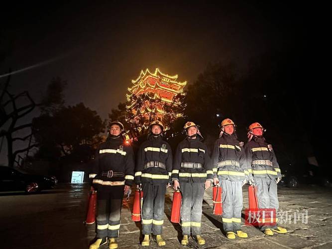 春节期间消防员坚守岗位，让平安不“打烊”！