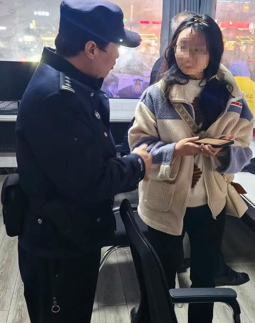 女子手机遗失花坛，民警依据屏保图片找到失主