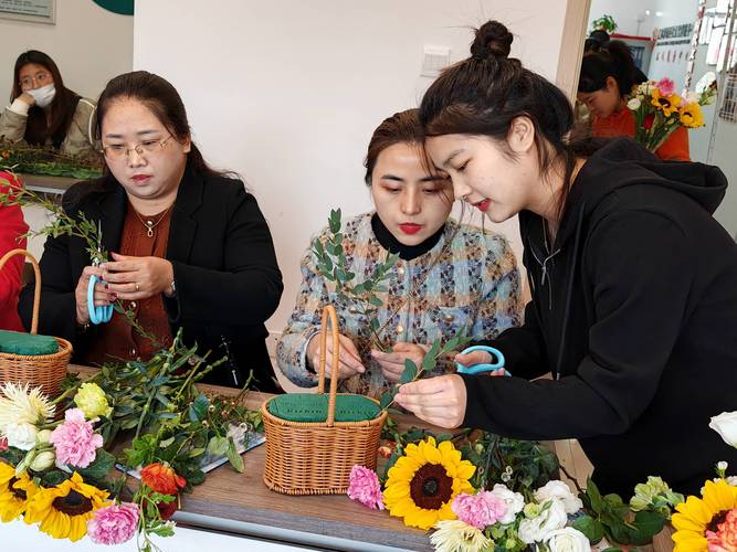 学习插花技艺感受幸福生活，悦达社区的“三八”活动很有爱