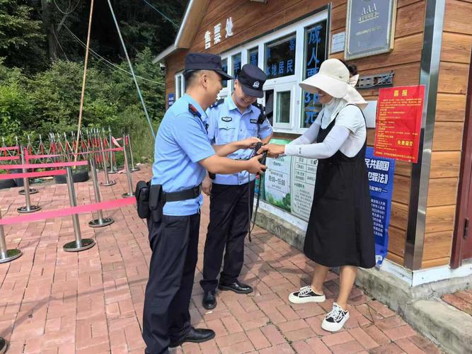 外地游客丢失背包，两地民警接力交还