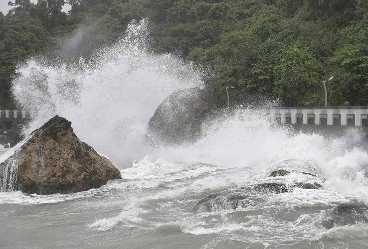 “山陀儿”登陆！已致2死102伤！多地电力中断！一航班遇上“台风眼”