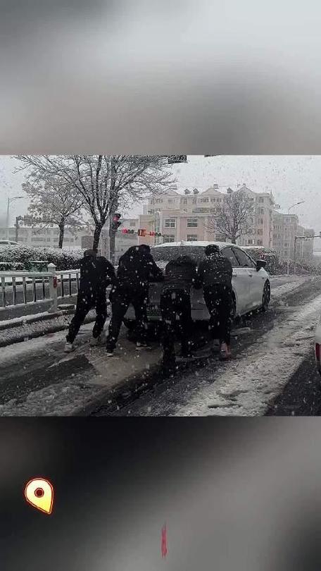 “堵在路上，那就当好志愿者”，央企小伙雪地协助16辆趴窝车脱困