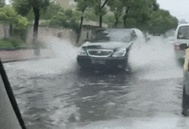 下雨天开车溅路人一身水，违法！