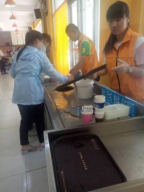 西昌一烧烤店将垃圾餐车剩菜倒回取餐区 监管部门：责令停业整顿